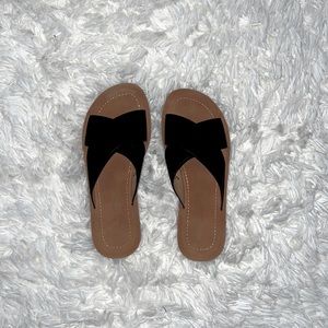 Solanz black crossed sandals (sz:5.5)